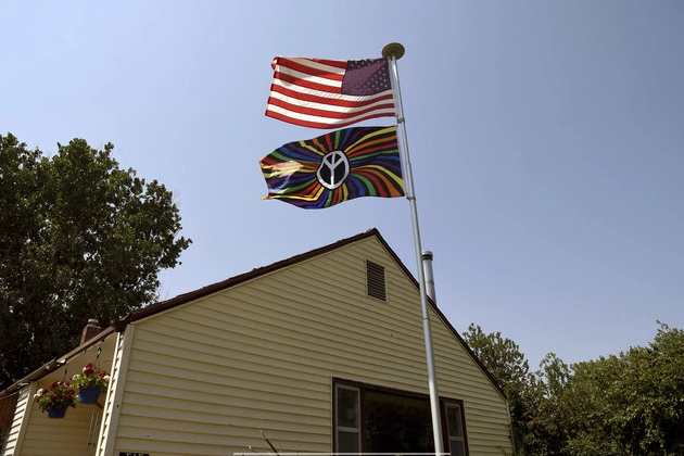 california_city_rallies_around_its_flag_fight