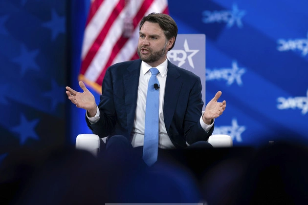 crowds_protest_jd_vance_at_vermont_ski_resort