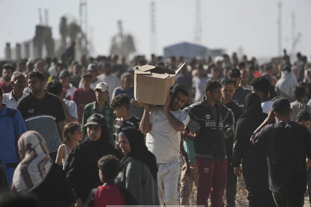 israeli_troops_fire_warning_shots_as_palestinians_overwhelm_new_gaza_food_center