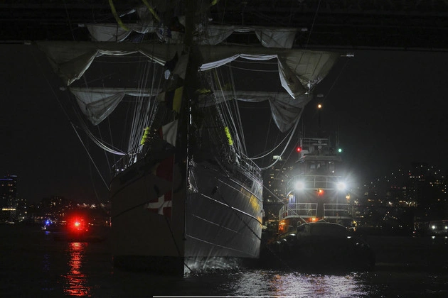 mexican_tall_ship_strikes_brooklyn_bridge_snapping_masts_and_killing_2_crew_members