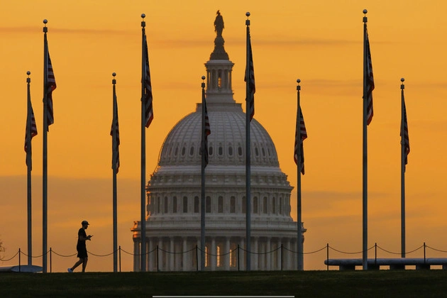 moodys_downgrades_us_credit_citing_rising_debt