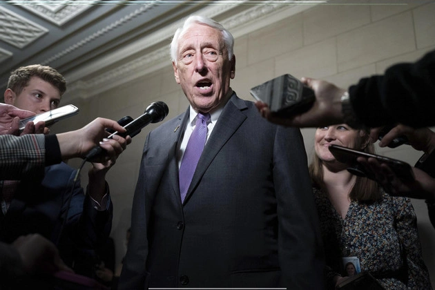 rep_steny_hoyer_draws_a_challenger_who_makes_the_age_argument_explicit