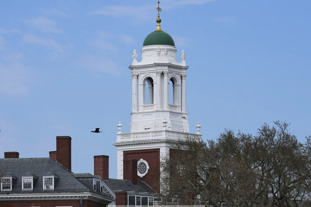 trump_administration_bars_harvard_from_new_federal_research_funding