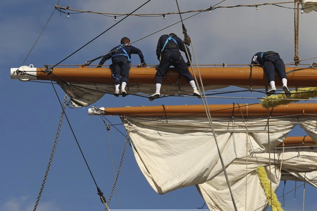 why_did_a_a_mexican_tall_ship_smack_into_the_brooklyn_bridge