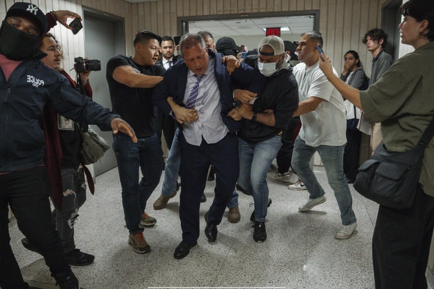 ice_agents_detain_nyc_comptroller_in_chaotic_scene