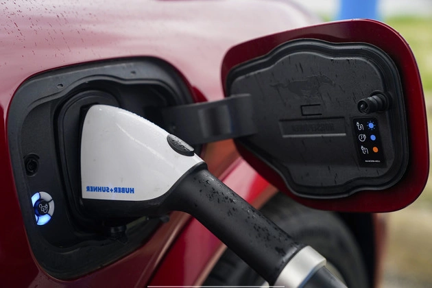 white_house_directs_dot_to_ignore_gao_ruling_on_ev_funding_pause