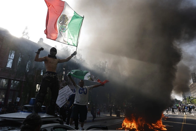 why_los_angeles_protesters_fly_the_mexican_flag